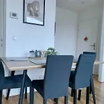 Rooftop Modern Apartment With Free Parking
