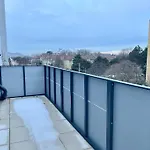Rooftop Modern Apartment With Free Parking
