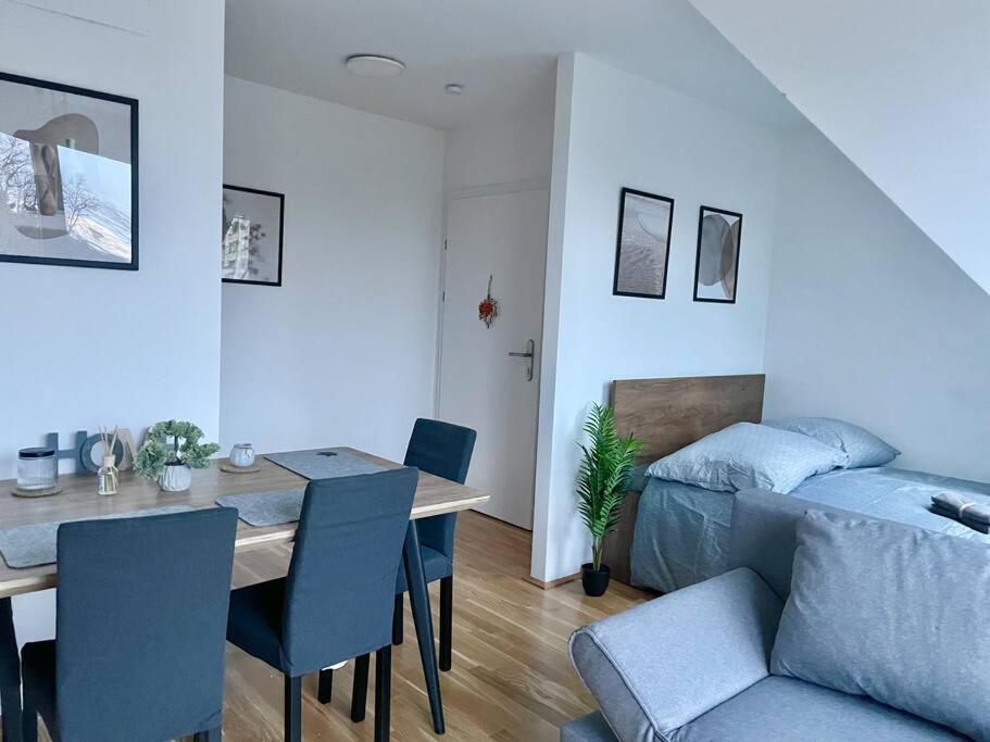 Rooftop Modern With Free Parking Apartment *
