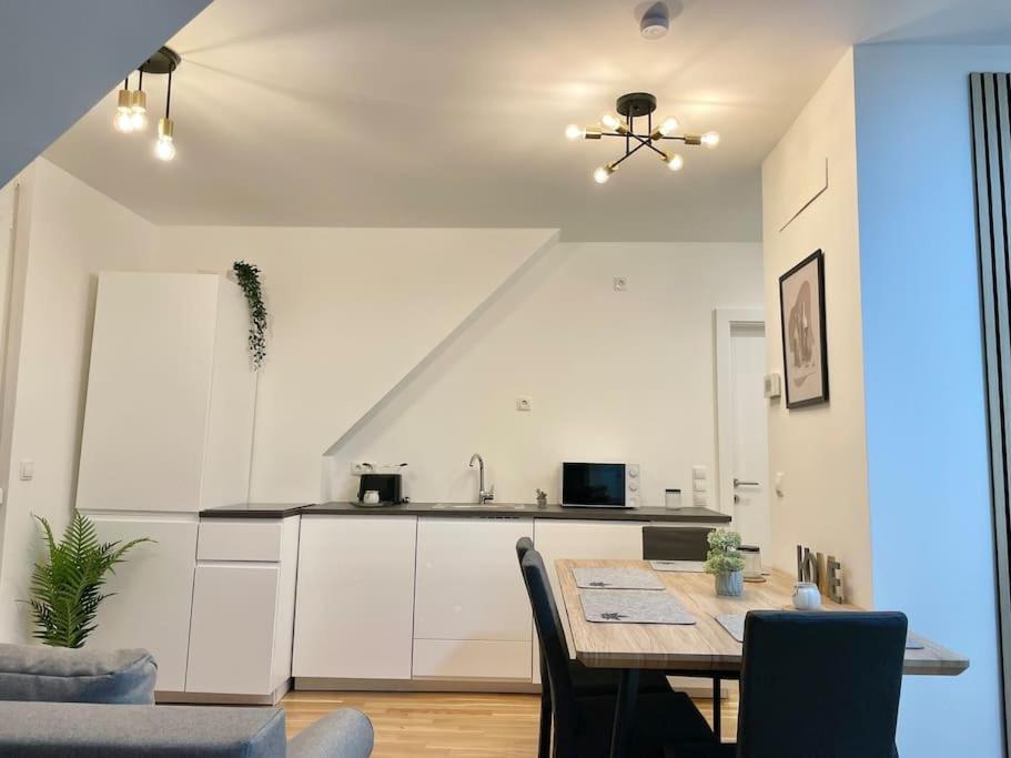 Rooftop Modern With Free Parking *
